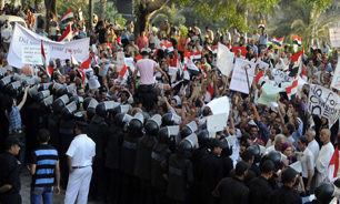 تظاهرکننده مصري: هيلاري زود مصر را ترک کن!