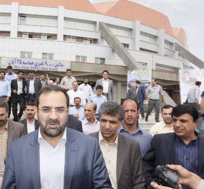 نیمی از ورزشگاه نقش جهان ساخته شد