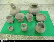 کشف 9 کوزه عتیقه  و تاریخی از یک خودرو سواری