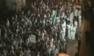 فیلم / مشارکت گسترده مردم عربستاني در تشييع جنازه