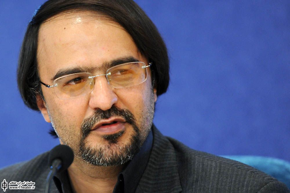 مدیر مرکز هنرهای نمایشی حوزه هنری در میان تماشاگران خانه نمایش