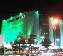ساختمان سبز رنگ در ضلع جنوبی بلوار فرحزادی