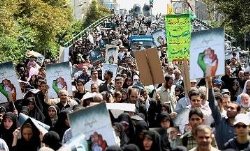 حرکت سيل عظيم جمعيت منطقه غرب تهران به سمت دانشگاه تهران