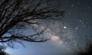 ابر غول سرخ رنگ قلب العقرب در آسمان