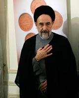 پیغام همسر مقام سابق رژیم پهلوی و امتناع خاتمی از نماز خواندن در دفترش