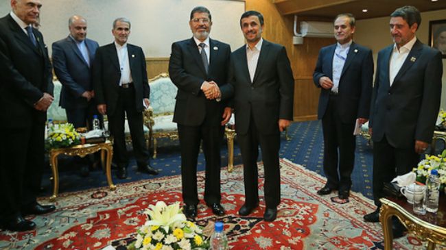 دبکا فایل: مرسی در تهران، اسرائیل را به چالش کشید، احمدی نژاد را در آغوش گرفت و بوسید