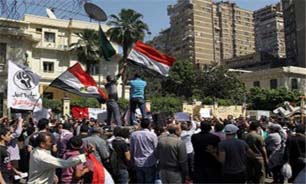 معترضان مصري در تجمع خود مقابل سفارت عربستان در قاهره خواستار شلاق زدن سفیر سعودی شدند