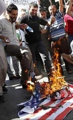 پرچم آمریکا در آنکارا به آتش کشیده شد