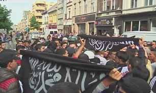تظاهرات مسلمانان انگليس مقابل سفارت آمريکا در اعتراض به فيلم موهن