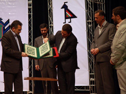 رونمایی   از كتاب چوبی مشبک زیارت عاشوراء
