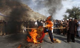تصويري/ آدمک سوخته اوباما در دست افغانهاي خشمگين