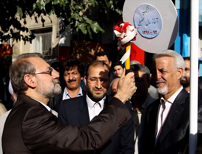 لاریجانی پس از 38 سال زنگ مدرسه نوجوانیش را بصدا درآورد