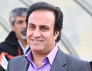 فرهاد کاظمي سر مربي ذوب آهن/ کاظمي مشکل مجوز از سوي فدراسيون ندارد