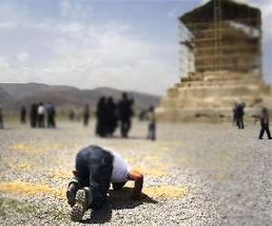 گونه ای جدید از شرک/ کوروش پرستی!!+تصاویر