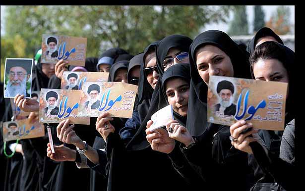 حضور باشکوه بانوان در استقبال از رهبر کبیر انقلاب