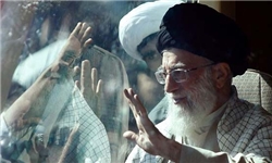 جمعیت خروشان خودروی حامل رهبر معظم انقلاب در بجنورد را متوقف کرد