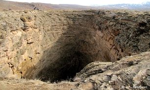 زندان برنجه در محاصره حفاران غیر مجاز/صخره‌نوردی در عمق زندان