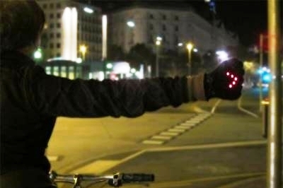 دستکش های هشدار دهنده در دست دوچرخه سواران
