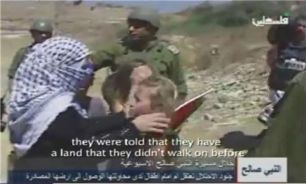 برخورد وحشیانه صهيونيستها با یک زن مسلمان فلسطینی و فرزندانش + عکس