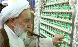 بازدید آیت‌الله یزدی از ضریح مطهر امام حسین (ع)