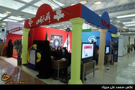 مصاحفه گرم مهمانپرست و دانشجو در غرفه باشگاه خبرنگاران + عكس