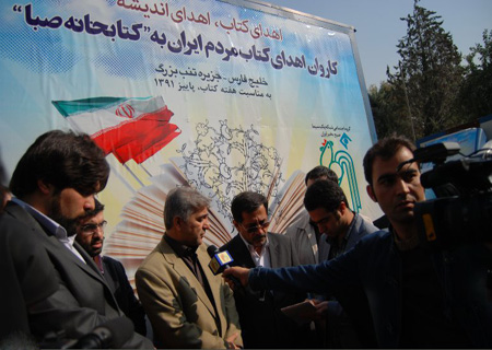 استقبال مردم قم از کاروان کتابخانه صبا در قم