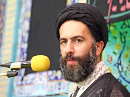 محور اصلی در نظام اسلامی ایران، ولی فقیه است
