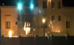 حمله تظاهرکنندگان بحريني در جزيره ستره به مرکز پليس + فیلم