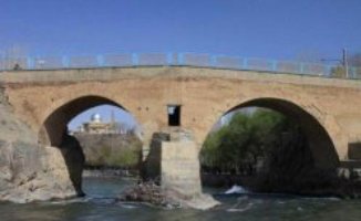 پیگیری نمایندگان استان چهارمحال و بختیاری برای دریافت خسارت ترك خوردگی پل زمان خان