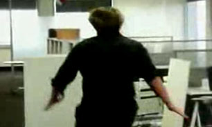 پرش احمقانه از روی کمد + فیلم