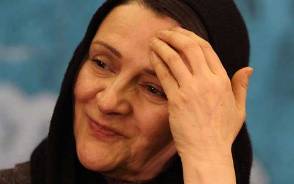 حضور دوباره گلاب آدينه بر صحنه تئاتر با بيوه‌هاي غمگینِ سالار جنگ