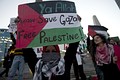 تظاهرات فلسطينيان عليه محمود عباس و هيلاري كلينتون