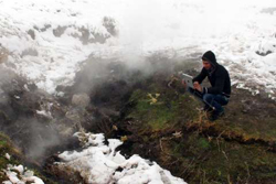 خروج دود و بخار از زمین در یك روستای لردگان ناشی از آتش سوزی گازهای تالابی است