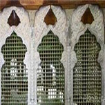بوسیدن ضریح امام حسین(ع) اشکالی ندارد