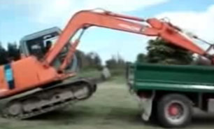 سوار شدن بیل مکانیکی به کامیون + فیلم