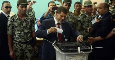 مرسي راي خود را به صندوق انداخت+ تصاوير
