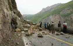 انسداد جاده 2 روستای شهرستان لردگان بر اثر ریزش كوه