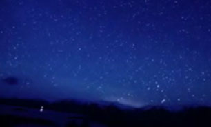 زیبایی آسمان در شب با نور ستاره ها + فیلم