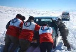 امدادگران انگوت در گرمی زن باردار را از برف و كولاك نجات دادند