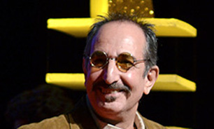 فرهاد آئیش مهمان راديو نمايش مي شود