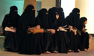 اخراج زنان کارمند در عربستان تنها به جرم مطالبه حقوق!