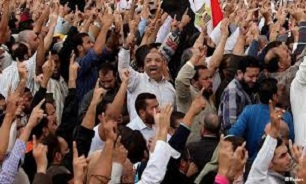 معترضان به مرسي دفتر اخوان المسلمين را به آتش کشيدند/مرسي با چالشي جدي از سوي مقامات قضائي مصر روبرو است