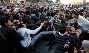 درگیری تظاهرکنندگان و نيروهاي امنيتي در قاهره