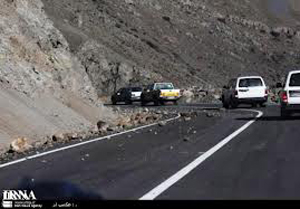 ریزش کوه در جاده برازجان به شیراز مسیر را یک‌طرفه کرد