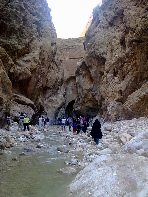 گردشگران اروپایی در روستای خرو طبس