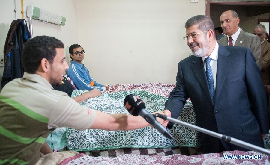 تصويري/ عيادت مرسي از دانشجويان مسموم‌شده