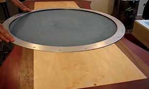 چرخاندن میز قهوه‌خوری پُرشده با مایع + فیلم