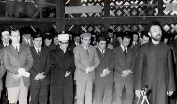یک عکس تقریبی از شهید بهشتی!