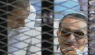 واکنش مصری‌ها به لبخند مبارک در جلسه دادگاه