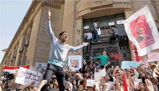 انتقاد شدید قضات مصری از هواداران مرسي